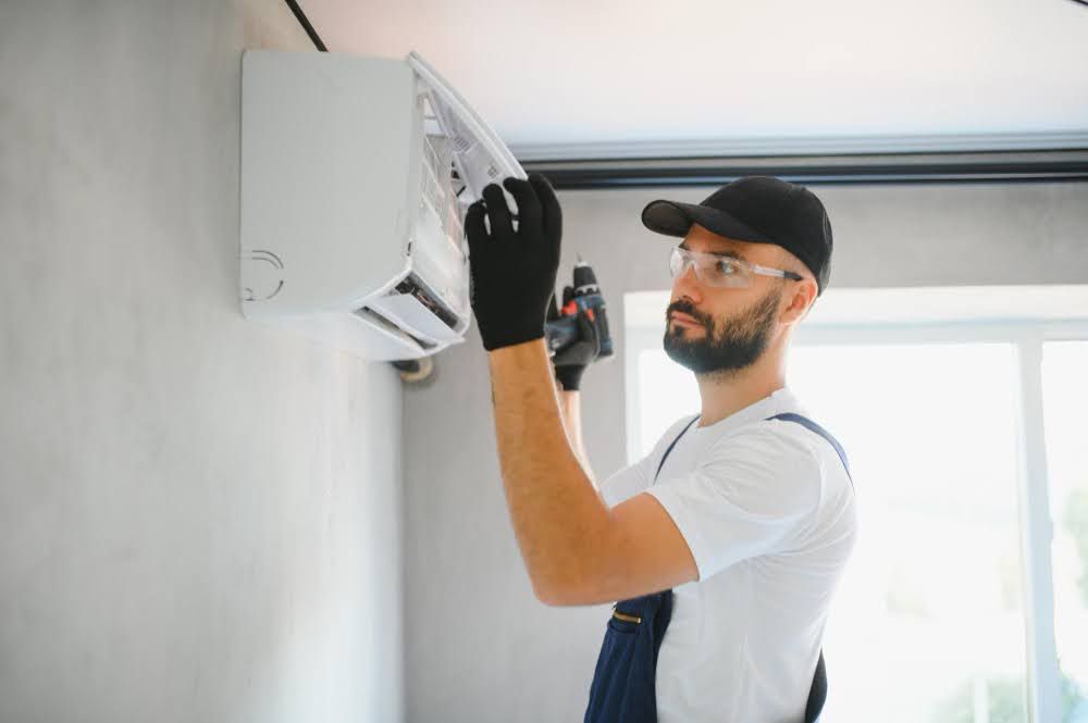 Técnico da Proar Climatizações instalando um ar-condicionado split na parede
